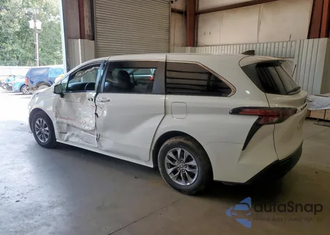 2021 Toyota Sienna Le z USA, uszkodzony, nr VIN 5TDKRKEC6MS042754